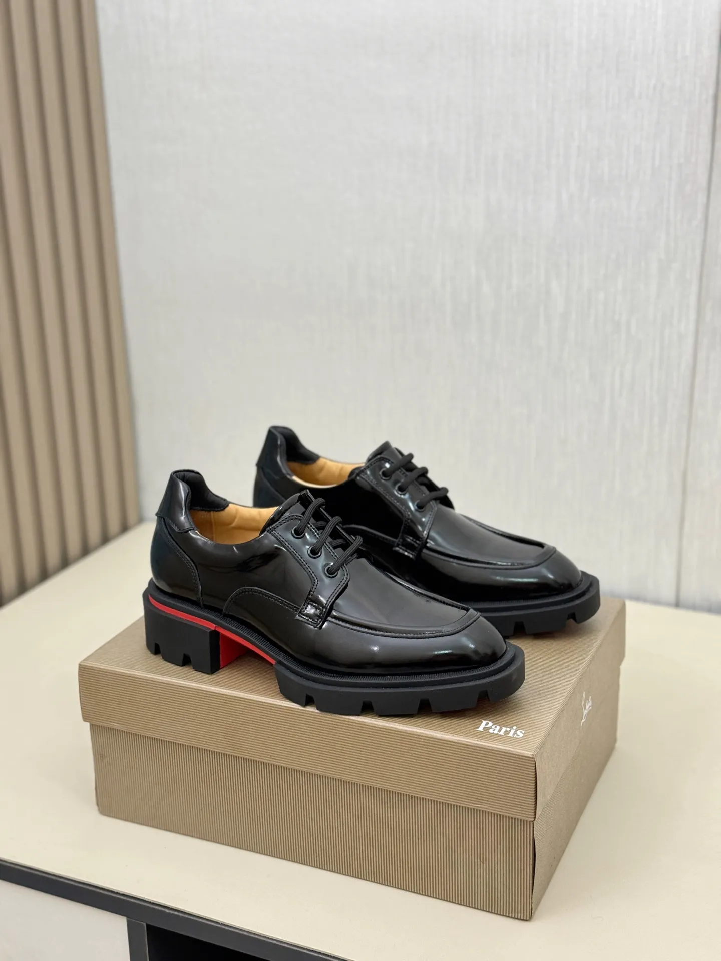 [CL～High-end men’s red-soled shoes] Top P: 880💰. Size: 39-44 (38.45.46 can be customized) 🆑Top original order purchasing agent Imported open-edge bead fabric and water-dyed cowhide inside 🉑️ Imported TPU rubber sole, wear-resistant and non-slip, full of European style.